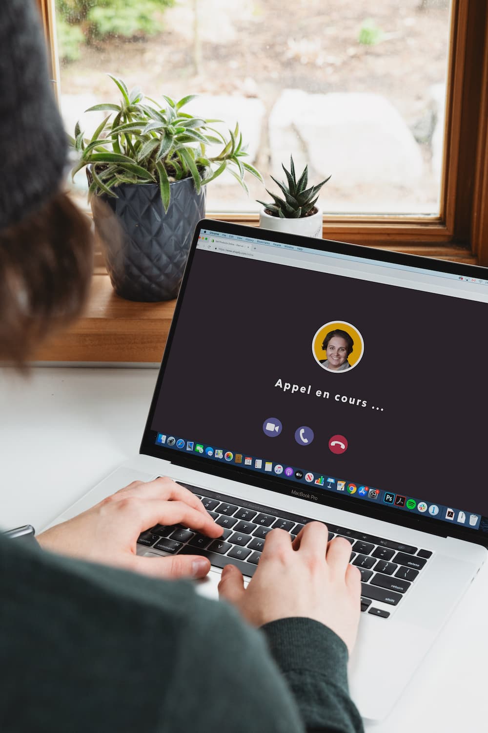 Photo d'une jeune femme entrain de se connecter avec Anne-Sophie Joly, consultante senior d'Alexy RH afin de réaliser une simulation d'entretien de recrutement.